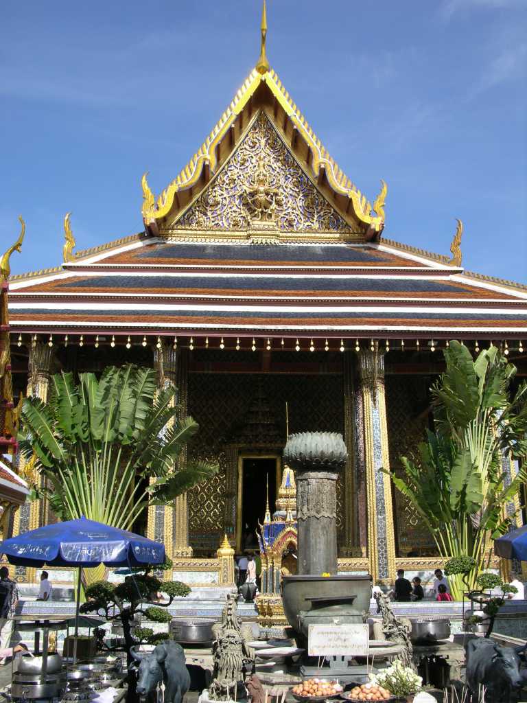 Bangkok 04 04 Wat Phra Kaeo Temple of the Emerald Buddha Outside Wat Phra Kaeo contains the Temple of the Emerald Buddha, the royal chapel and probably the shrine most revered by the Thai people.